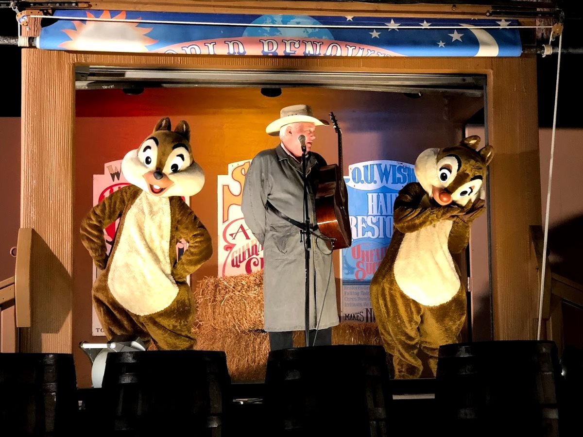 Chip n' Dale Campfire: fogueira e música com o Tico e Teco