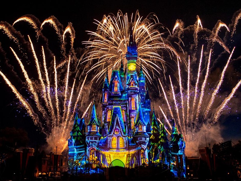 Disney divulga prévia do novo show de fogos do Halloween